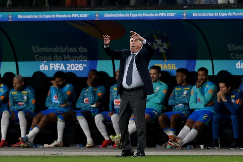 Ancelotti durante o jogo contra o Paraguai (Foto: Marlon Costa/AGIF)