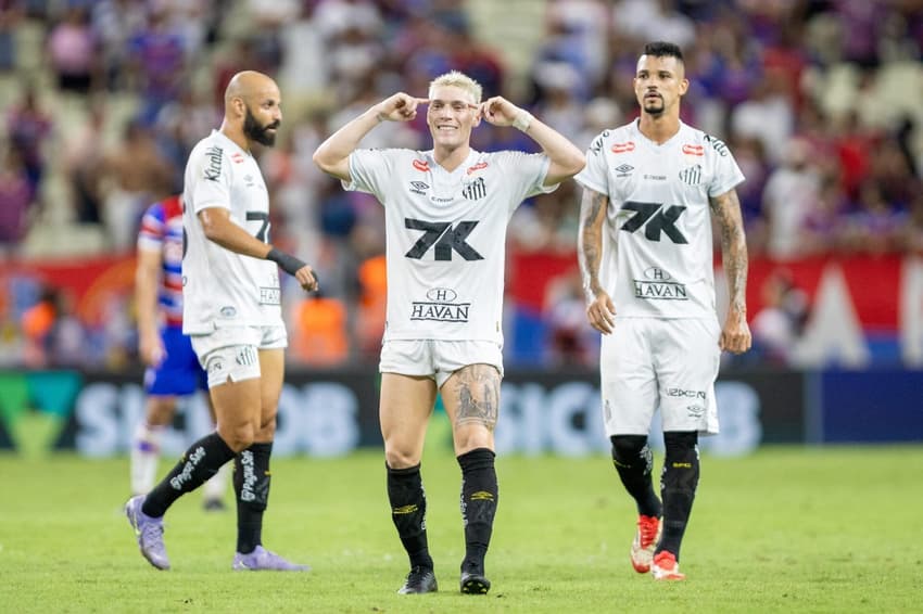 Rollheiser marcou o gol que garantiu a vitória do Santos por 3 a 2 diante do Fortaleza. (Foto: Baggio Rodrigues/AGIF)