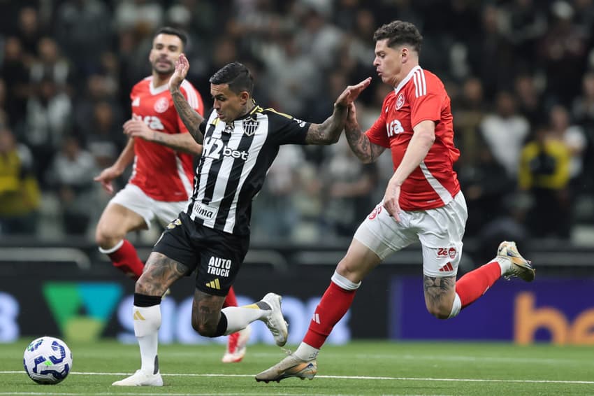 Dudu, do Atlético-MG, e Ronaldo, do Internacional