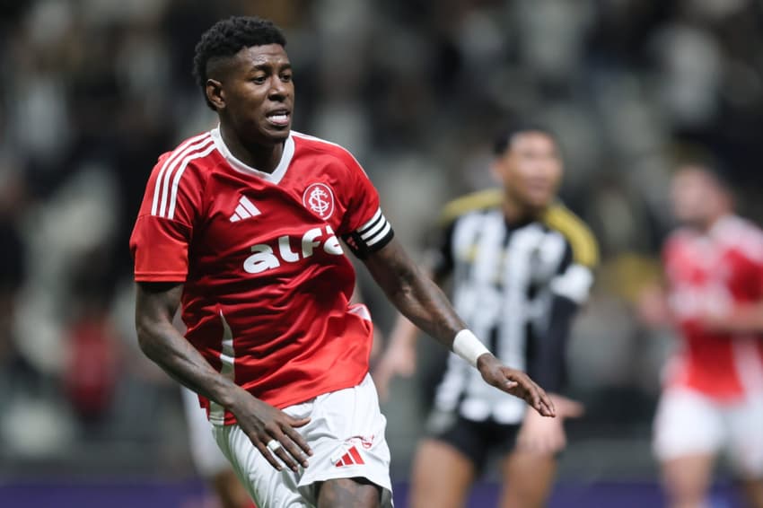 Vitão, zagueiro do Internacional