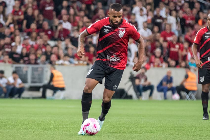 Alex Santana em jogo do Athletico-PR pelo Campeonato Brasileiro 2022. (Foto: Robson Mafra/AGIF)