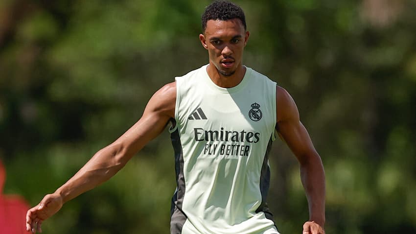Alexander-Arnold em treino do Real Madrid às vésperas da estreia no Mundial