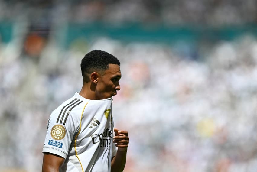 Alexander-Arnold teve atuação criticada em estreia com o Real Madrid