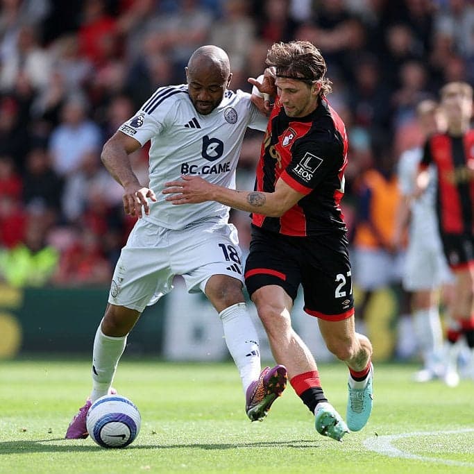 Alvo do PSG, Zabarnyi disputa bola com adversário pelo Bournemouth
