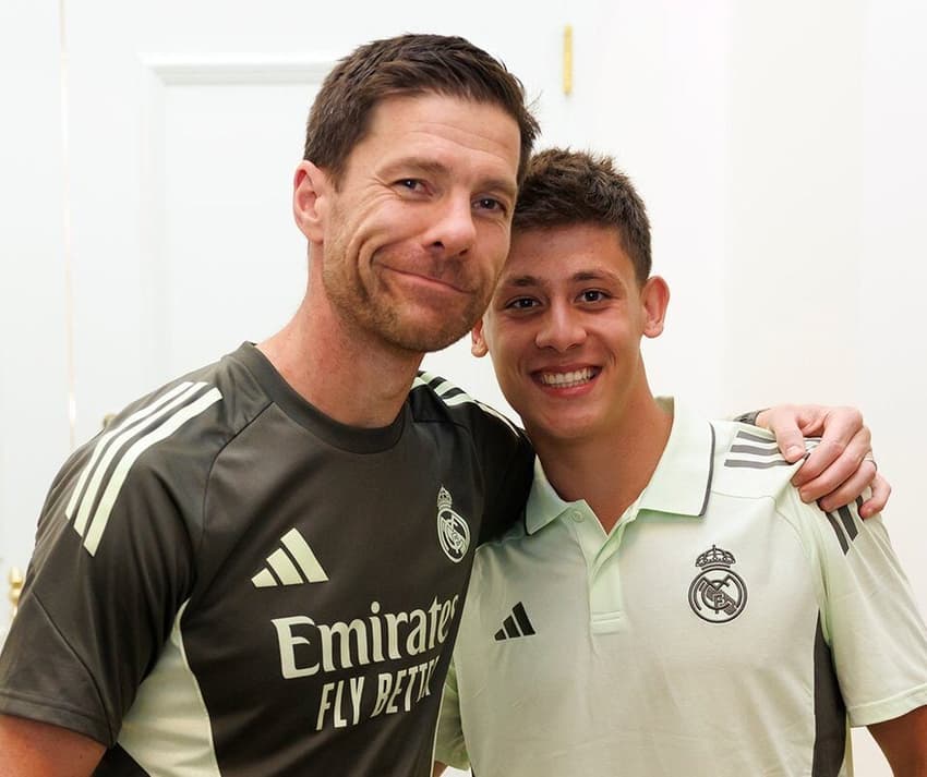 Arda Güler com Xabi Alonso na reapresentação ao Real Madrid para o Mundial de Clubes