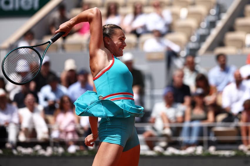 Aryna Sabalenka em vitória sobre Zheng Qinwen em Roland Garros (foto: Anne-Christine POUJOULAT / AFP)