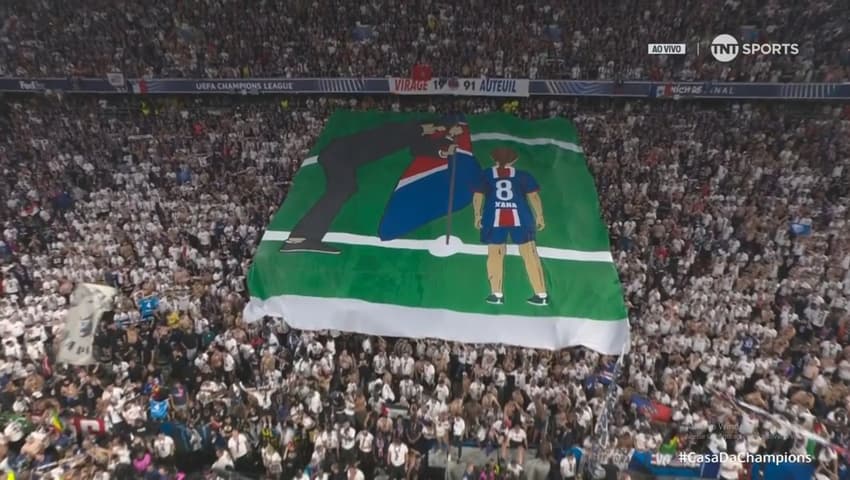 Bandeirão da torcida do PSG em homenagem ao treinador Luis Enrique e sua filha (Foto: Reprodução/TNT)