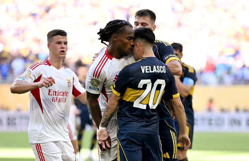 Velasco e Renato Sanches é conflito no jogo entre Benfica e Boca Juniors (Foto: AFP)