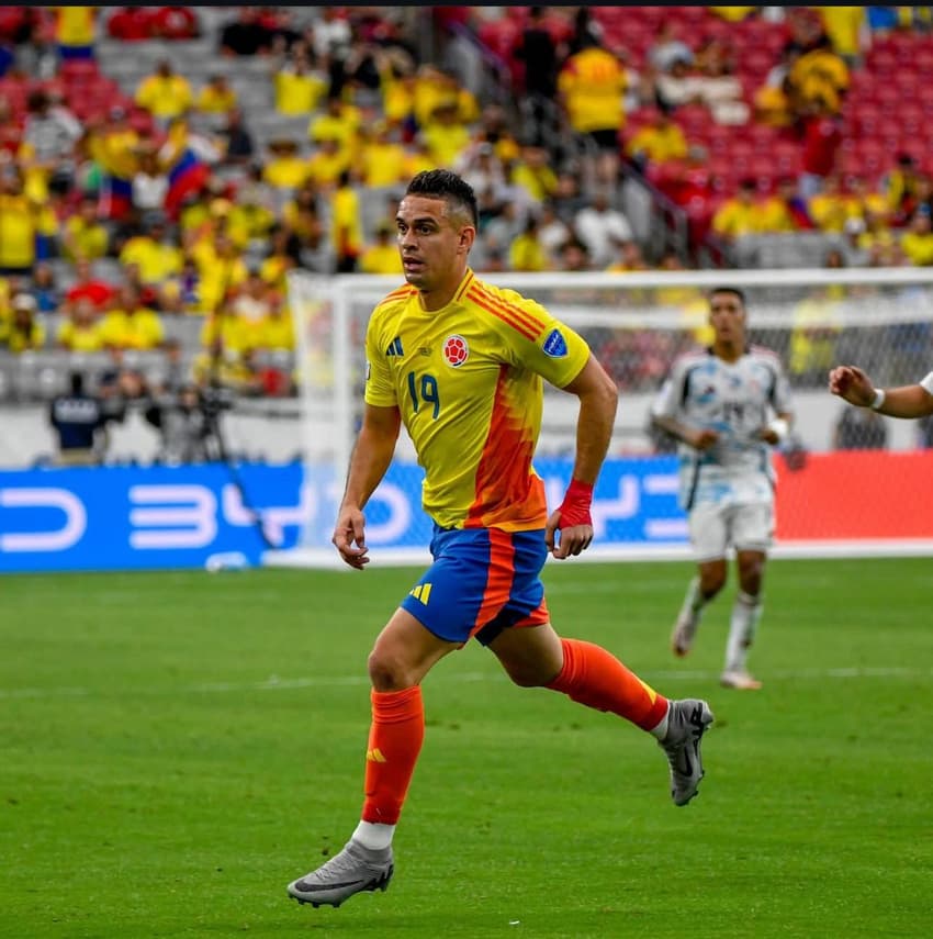 Rafael Borré com a camisa da seleção colombiana