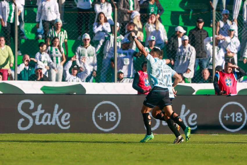Braithwaite, do Grêmio, comemora seu gol contra o Juventude