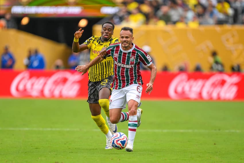 Bynoe-Gittens persegue Renê em jogo entre Dortmund e Fluminense, no Mundial de Clubes