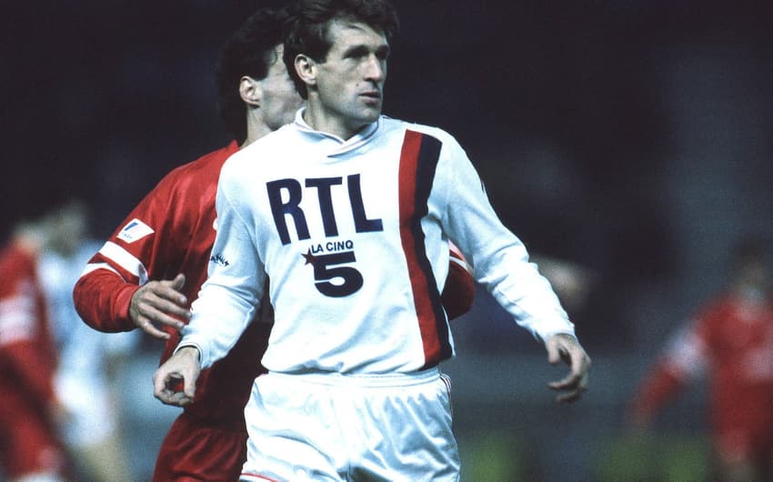 Safet Susic com a camisa do PSG