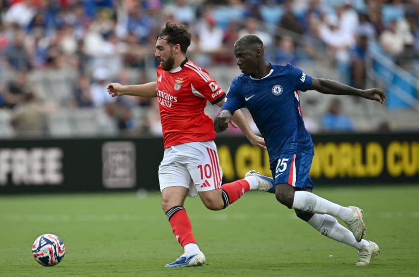 Caicedo disputa bola com Kokcu no jogo entre Chelsea e Benfica, pelo Mundial