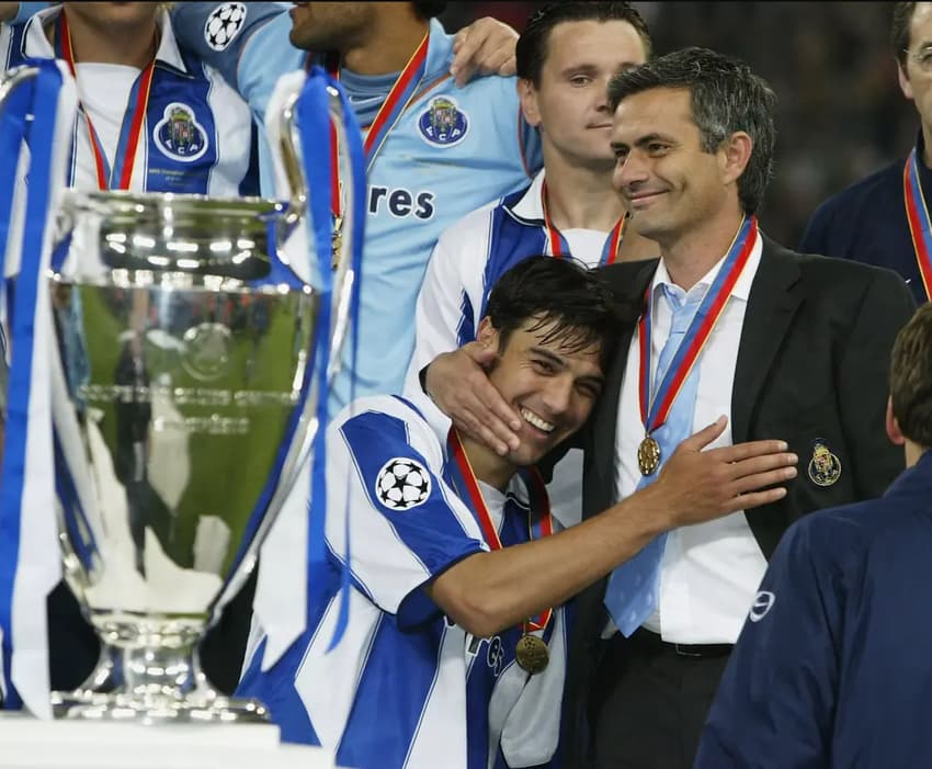 Paulo Ferreira e José Mourinho celebram título do Porto na Champions League 2003-04