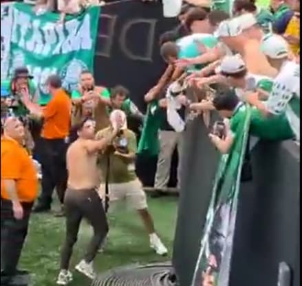 Abel Ferreira sem camisa após Palmeiras x Al-Ahly