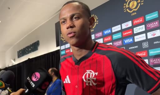 Wallace Yan em entrevista na zona mista após o jogo (Foto: Lucas Bayer / Lance!)