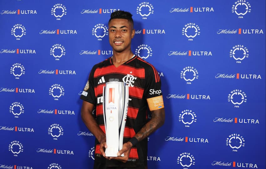 Bruno Henrique ganha prêmio de melhor jogador em campo contra o Chelsea