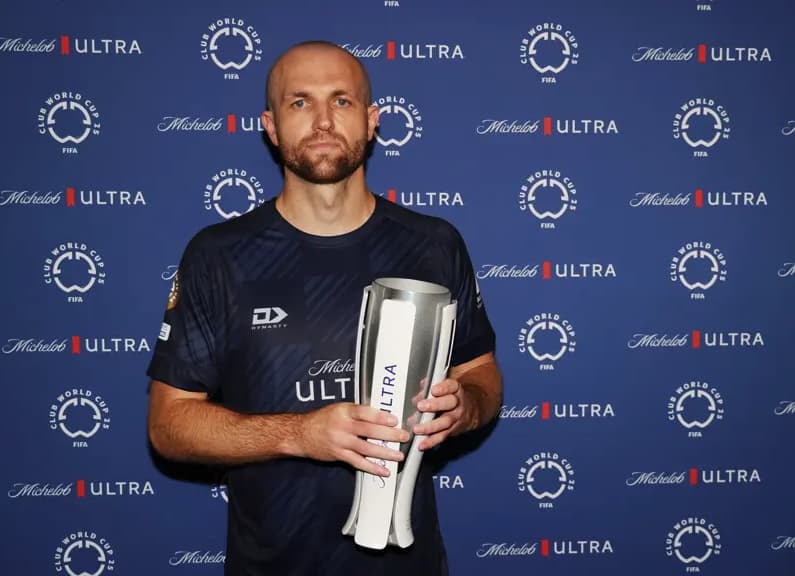 Christian Gray, zagueiro do Auckland City, com prêmio de melhor em campo