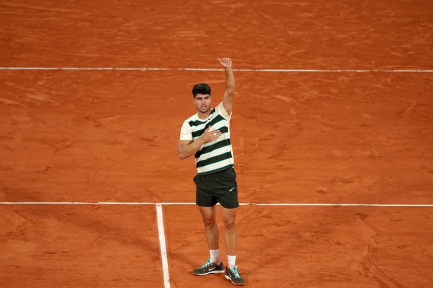Carlos Alcaraz comemora vitória sobre Tommy Paul em Roland Garros (foto: Dimitar DILKOFF / AFP)