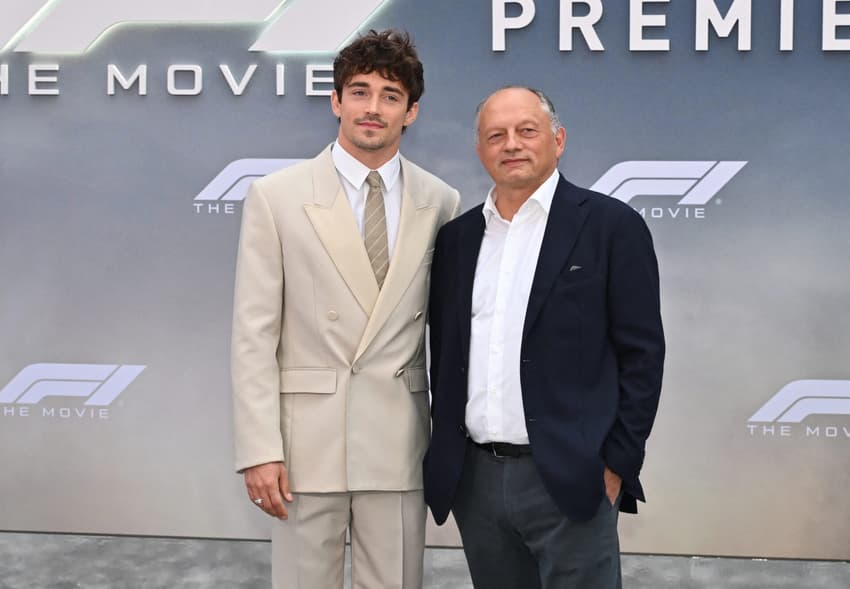 Charles Leclerc e o chefe da Ferrari Frederic Vasseur na estreia do filme 'F1' na Times Square, em Nova York (foto: ANGELA WEISS / AFP)
