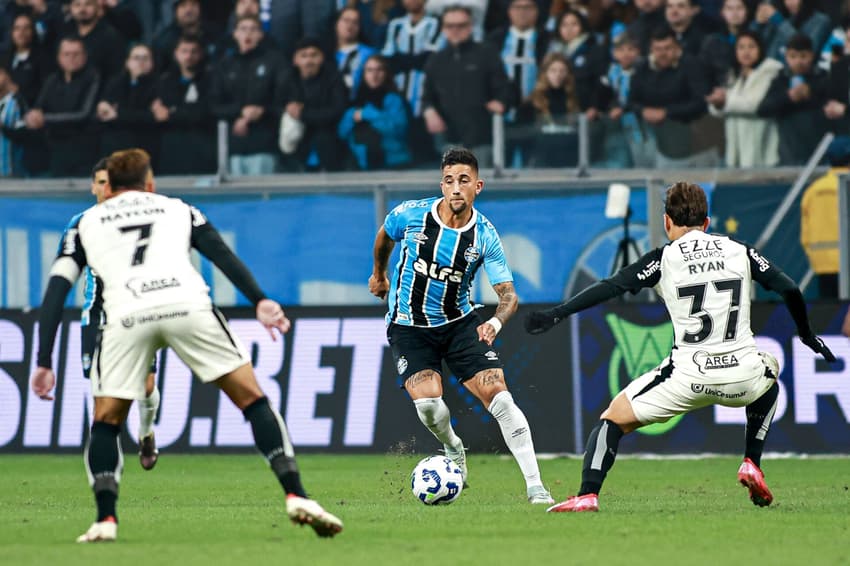 Cristian Olivera com a bola no empate do Grêmio com o Corinthians. (Foto: Maxi Franzoi/AGIF)