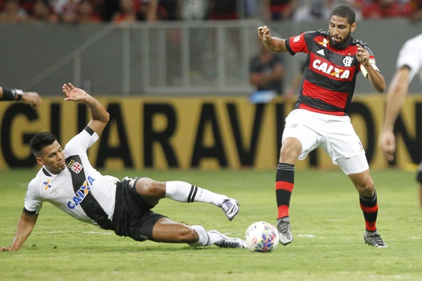 Wallace Reis, em ação pelo Flamengo contra o Vasco