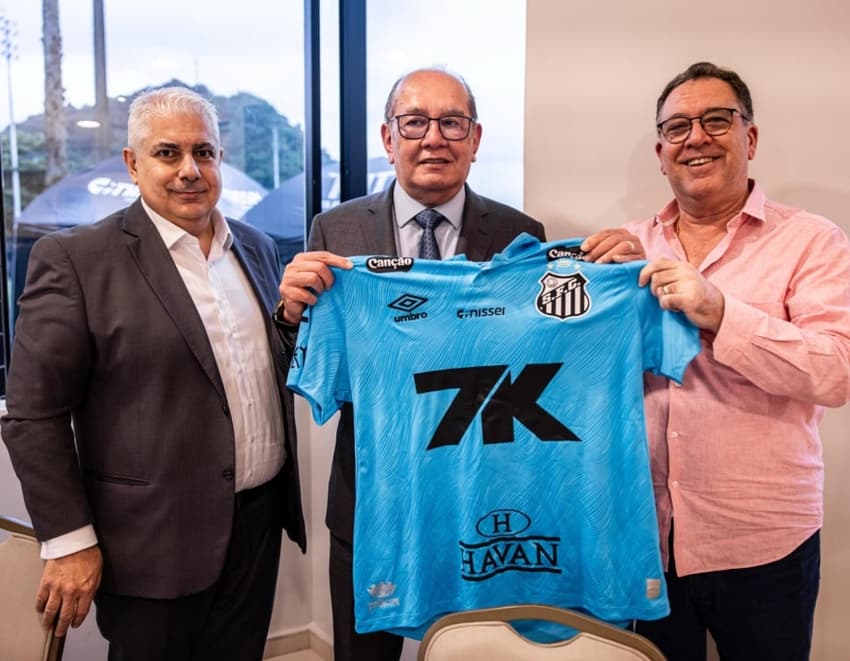 Santista de coração, o ministro do Supremo Tribunal Federal, Gilmar Mendes, visita o CT Rei Pelé. (Foto: Raul Baretta/Santos FC)