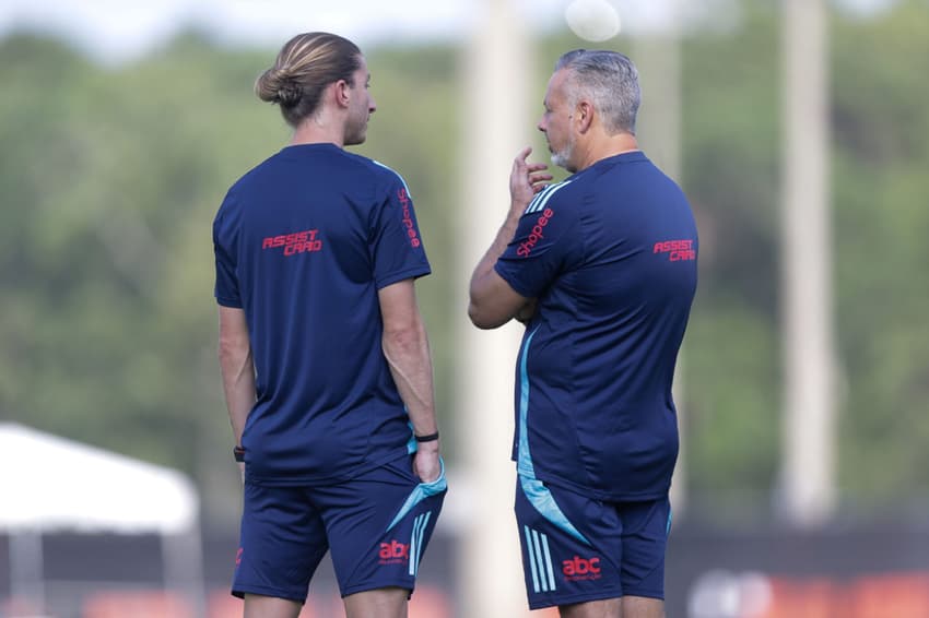 Filipe Luís ao lado de José Boto durante treino do Flamengo para o Mundial de Clubes (Foto: Gilvan de Souza / Flamengo)