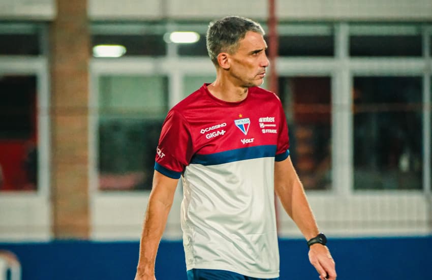 Vojvoda, técnico do Fortaleza, durante treino (Foto: Mateus Lotif/Fortaleza EC)