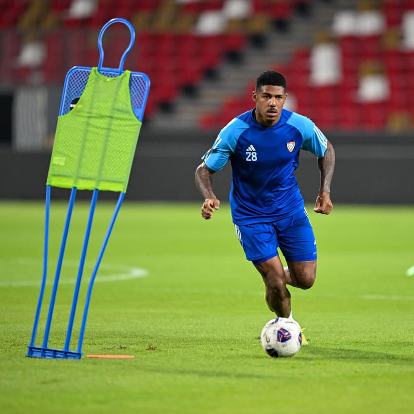 Álvaro Oliveira em treinamento pela seleção dos Emirados Árabes (Foto: Divulgação/UAEFA)