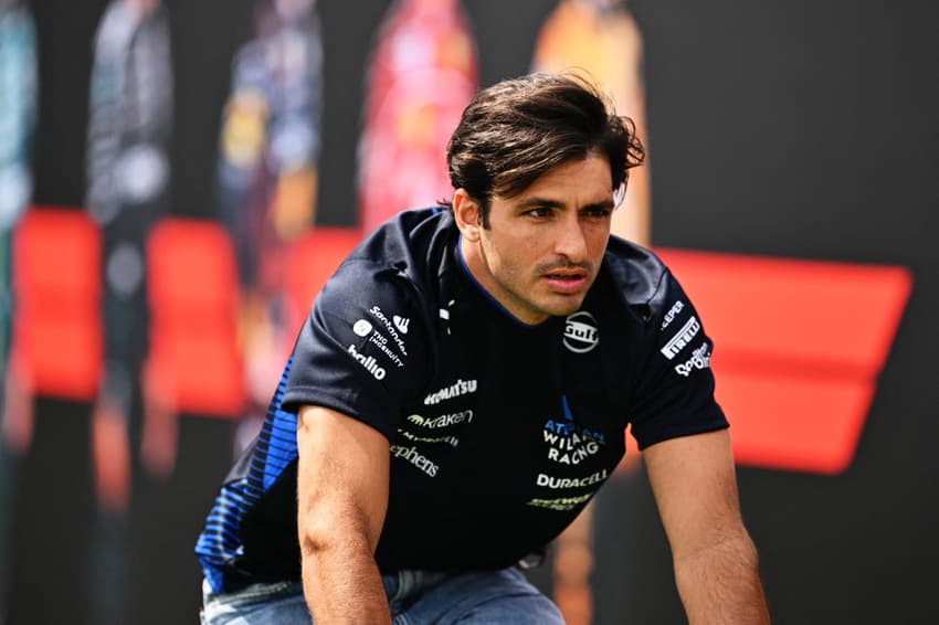 O espanhol Carlos Sainz, da Williams, chega de bicicleta (foto: Minas Panagiotakis / GETTY IMAGES NORTH AMERICA / Getty Images via AFP)