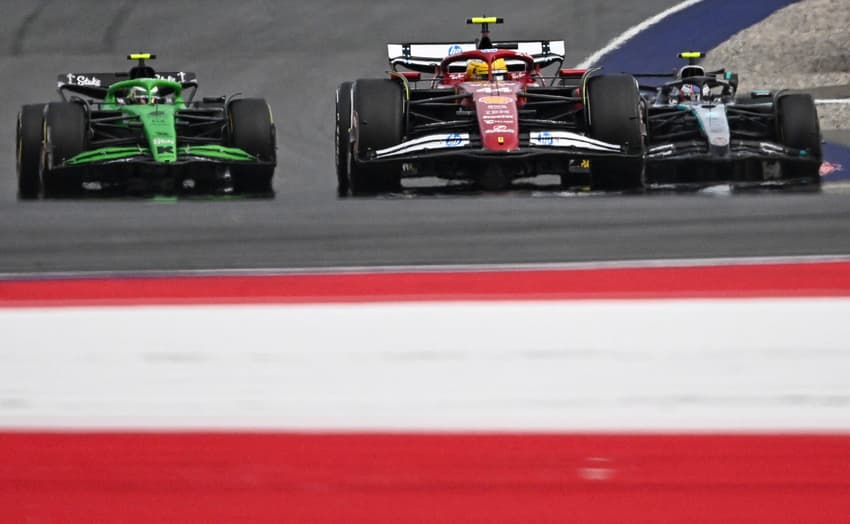 Gabriel Bortoleto, Lewis Hamilton e Fernando Alonso. (foto: Joe Klamar / AFP)