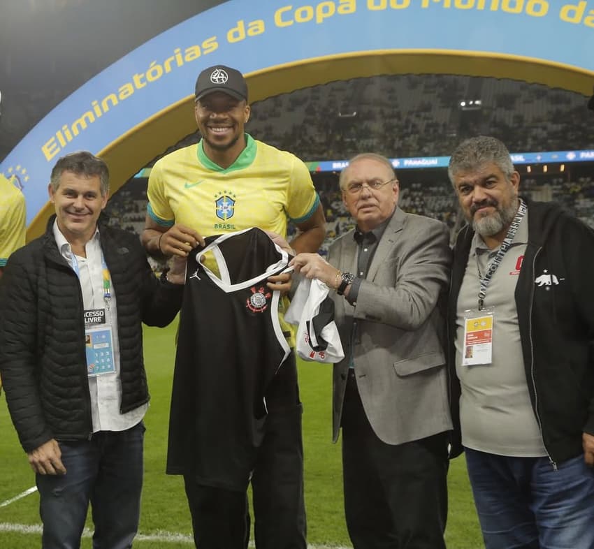 Giannis Antetokounmpo recebe camisa do Corinthians (Foto: José Manoel Idalgo / Corinthians)
