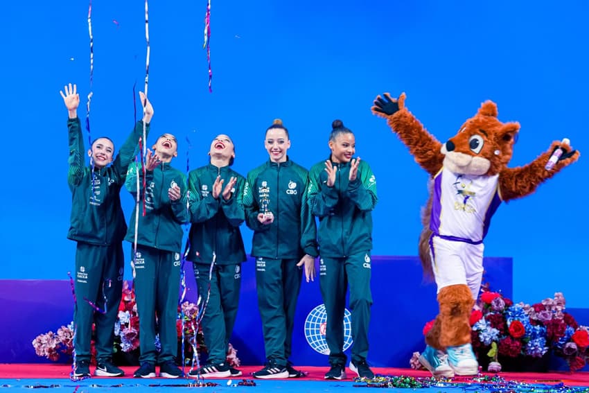 Brasileiras no pódio com a medalha do prata no Mundial Júnior de Ginástica Rítmica (foto: Simone Ferraro/CBG)