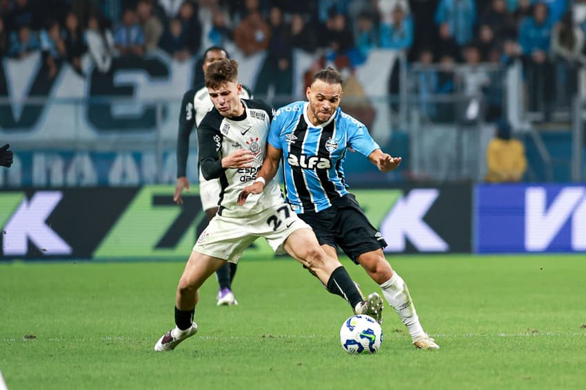 Autores dos gols do jogo, Breno Bidon e Braithwaite disputam bola no empate entre Grêmio e Corinthians. (Foto: Maxi Franzoi/AGIF)