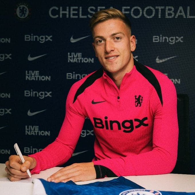 Liam Delap assina contrato com o Chelsea