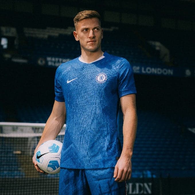 Liam Delap com a camisa do Chelsea
