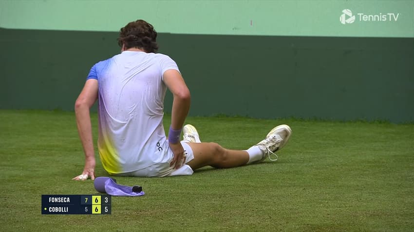 João Fonseca escorregou na grama no tiebreak do segundo set (Reprodução)