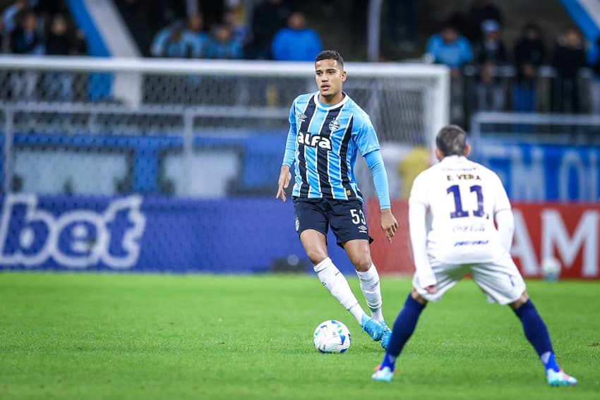 Gustavo Martins com a bola no jogo entre Grêmio e Sportivo Luqueño-PAR. (Foto: Lucas Uebel/Grêmio FBPA)
