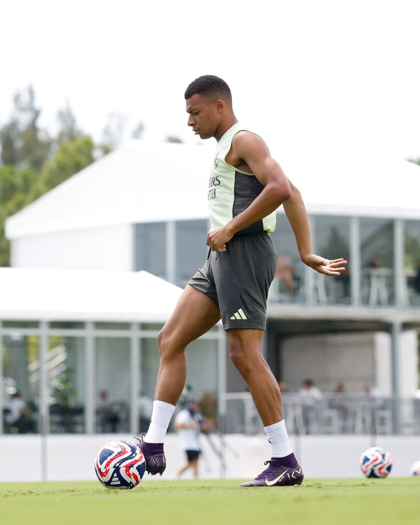 Mbappé no treinamento antes de Real Madrid x Juventus, pelo Mundial de Clubes (Foto: Reprodução / X)