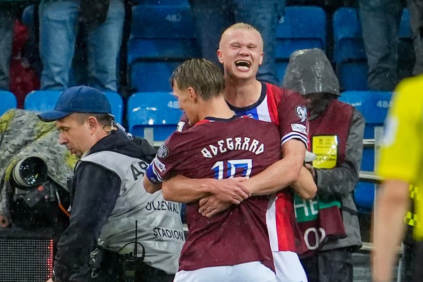Haaland e Odegaard se abraçam na comemoração do gol da Noruega sobre a Itália, pelas Eliminatórias para a Copa do Mundo