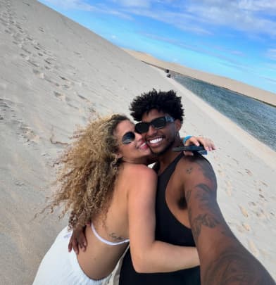Hugo Souza aproveita férias em Jericoaquara com a namorada