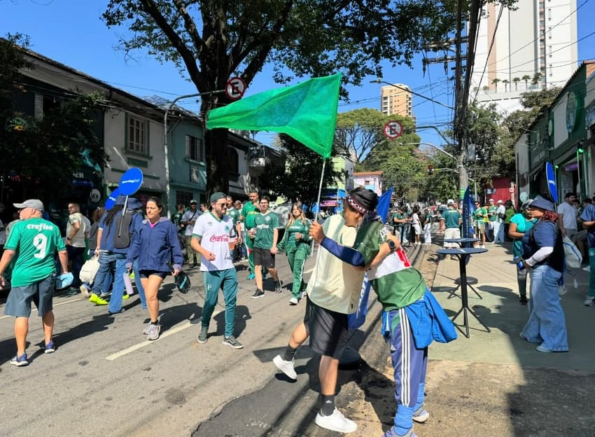 Torcedores do Palmeiras nos arredores do Allianz Parque