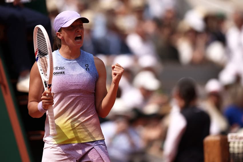 Iga Swiatek comemora vitória sobre Elina Svitolina em Roland Garros (foto: Anne-Christine POUJOULAT / AFP)
