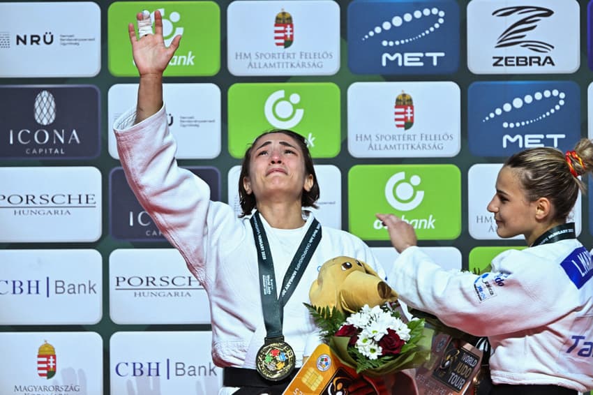 Italiana Assunta Scutto celebra a medalha de ouro na categoria -48kgs feminna (foto: by Attila KISBENEDEK / AFP)