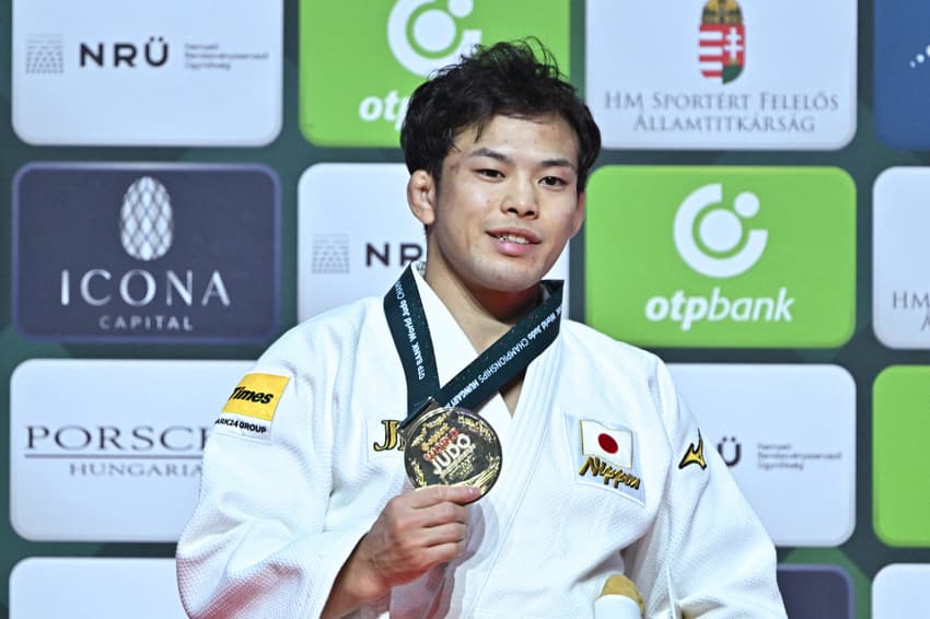 Japonês Nagayama Ryuju vcelebra a medalha de ouro na categoria -60kg masculina (foto: Attila KISBENEDEK / AFP)