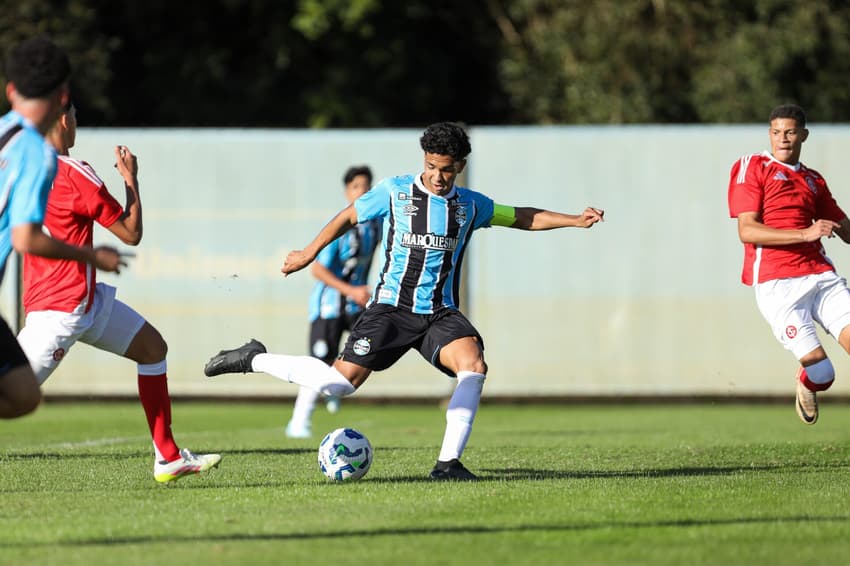 João Borne com a bola em clássico Gre-Nal pelo Campeonato Brasileiro Sub-17. (Foto: Guilherme Testa/Grêmio FBPA)