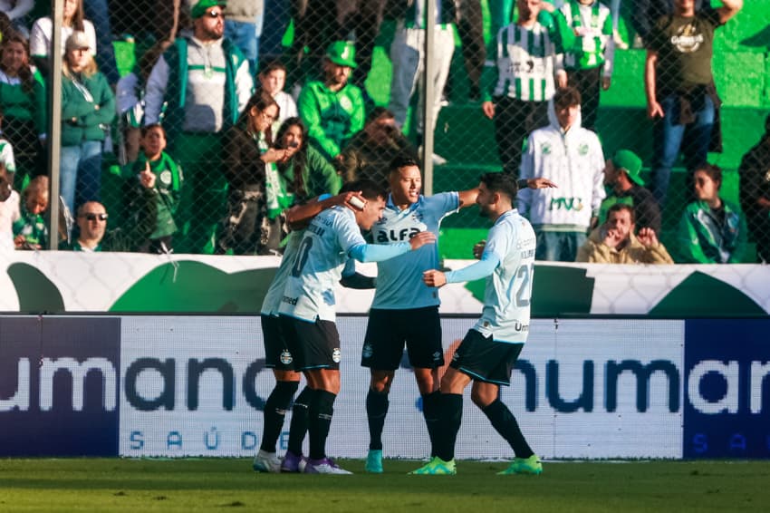 Jogadores do Grêmio comemoram um dos gols da vitória sobre o Juventude. (Foto: Luiz Erbes/AGIF)