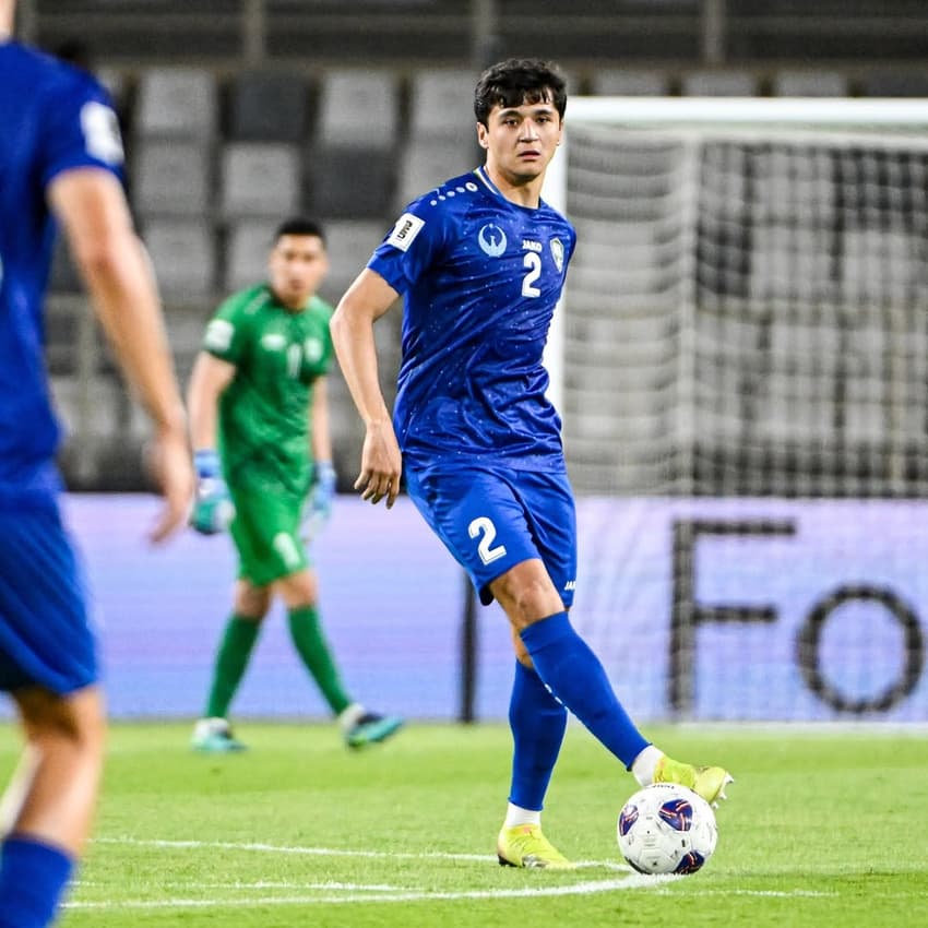 Khusanov, zagueiro do Manchester City, em ação pela seleção de Uzbequistão (Foto: Reprodução/Instagram)