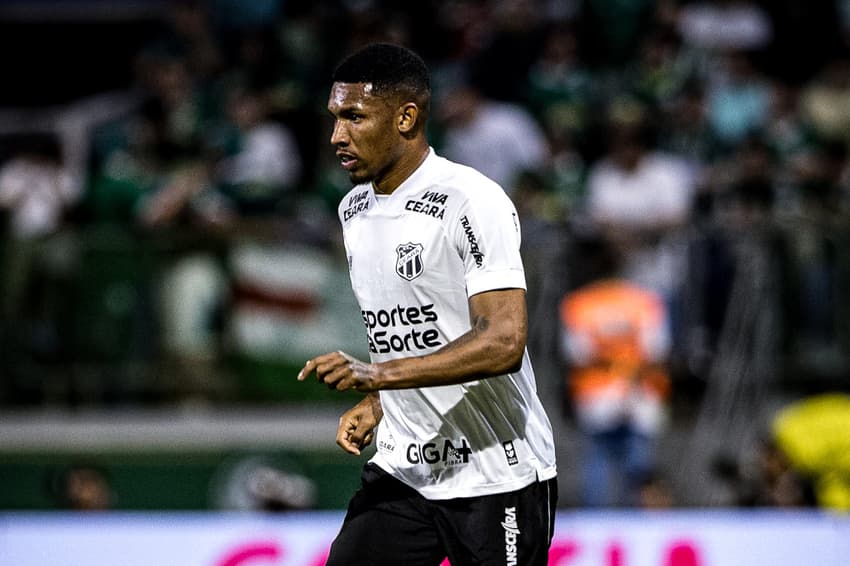 Lelê com a camisa do Ceará. O clube confirmou a sua saída nesta segunda-feira (Foto: Gabriel Silva/Ceará SC)